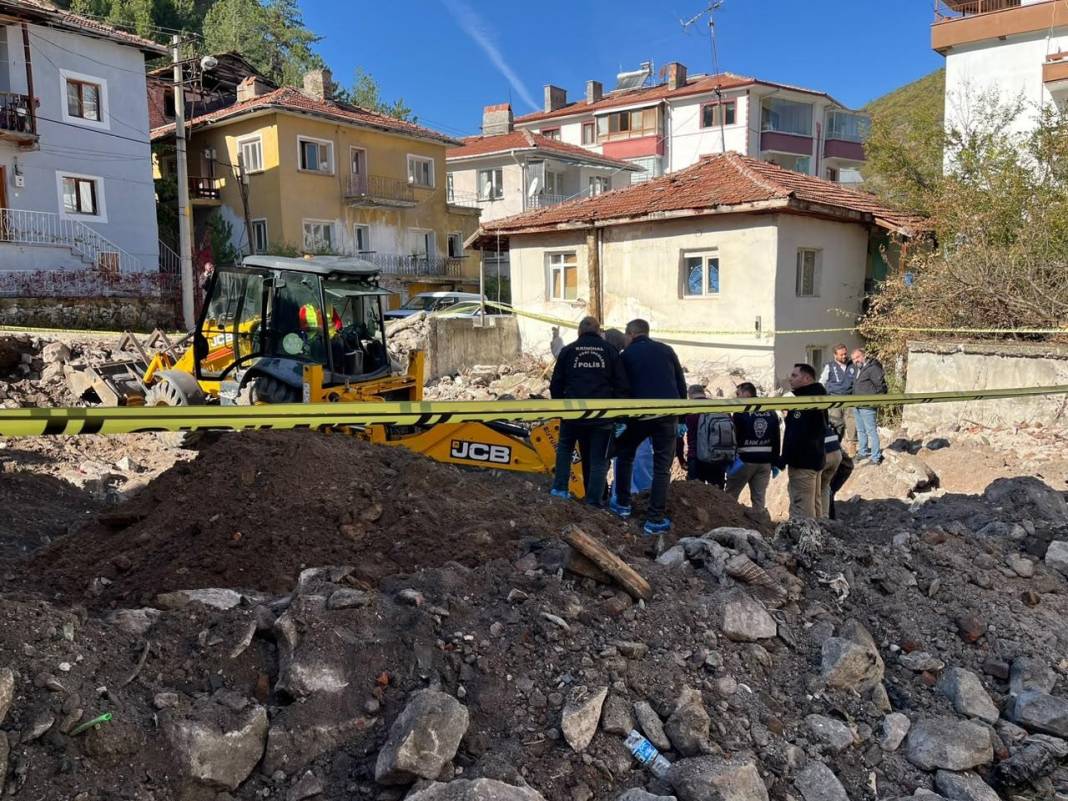 17 yıl önce kaybolmuştu! Evinin altından çok sayıda insan kemikleri çıktı 1